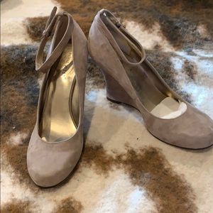 NINE WEST TAN/LIGHT BROWNISH SUEDE WEDGES